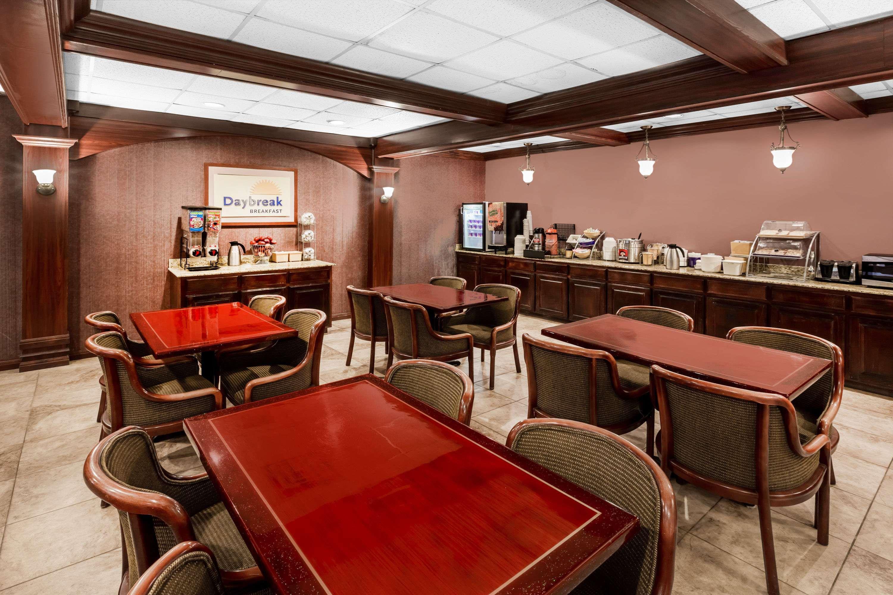 Days Inn & Suites By Wyndham Jennings Exteriér fotografie