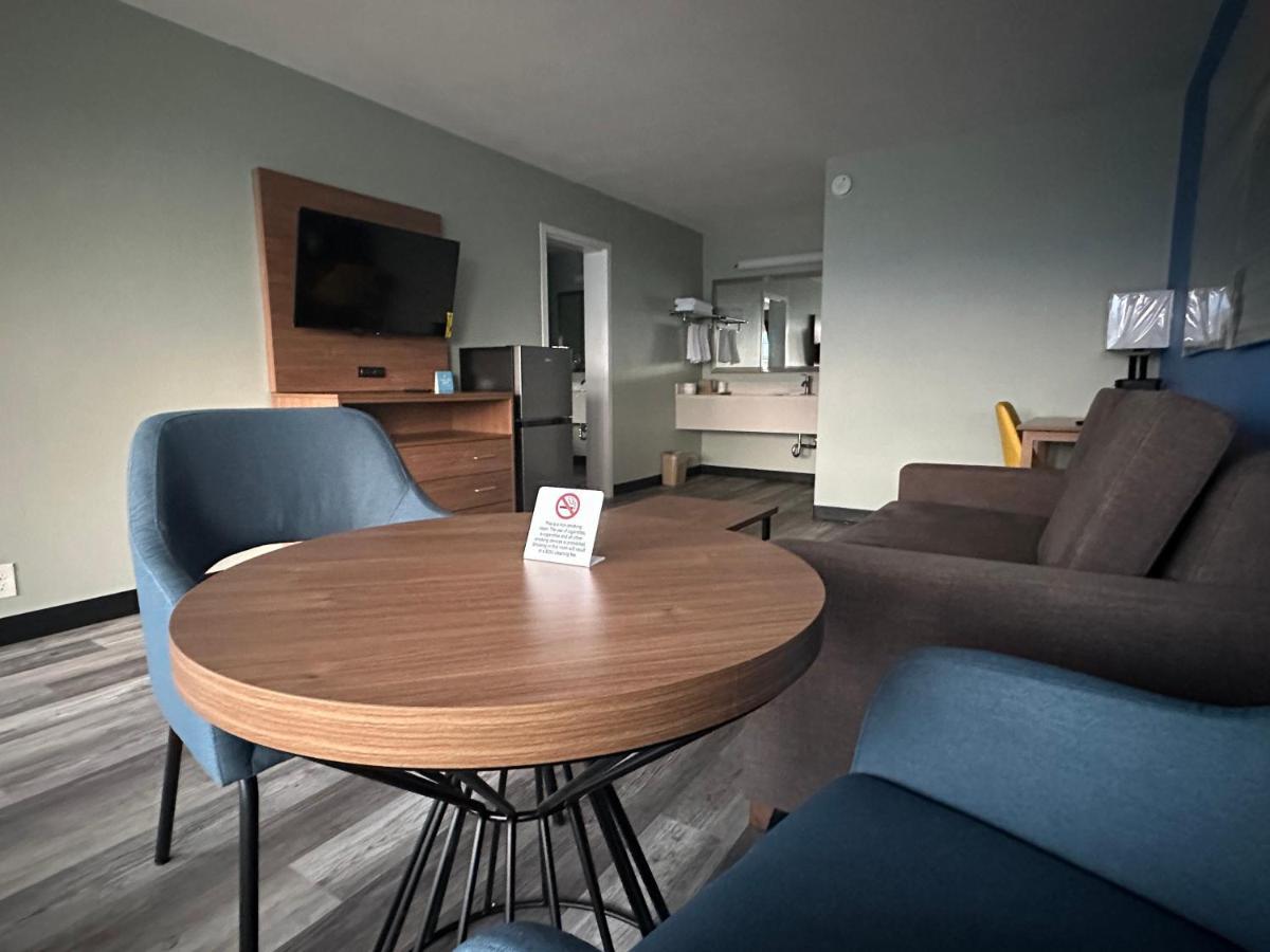 Days Inn & Suites By Wyndham Jennings Exteriér fotografie